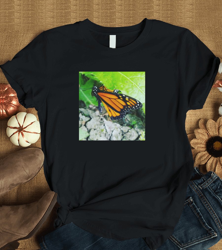 Butterfly Monarch Resting on Green Leaf Nature Photography T-Shirt