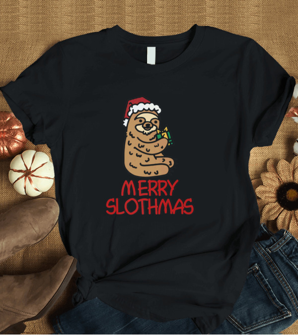 T-Shirt: Merry Slothmas Santa Hat Sloth Holding Gift T-Shirt Merry Slothmas Santa Hat Sloth Holding Gift T-Shirt