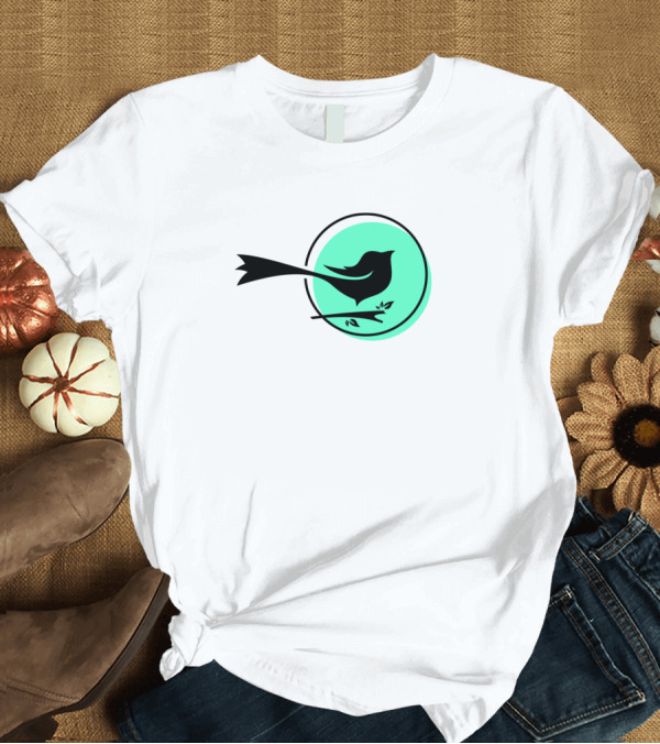 T-Shirt: Black Magpie Bird Silhouette on Green Circle Background T-Shirt Black Magpie Bird Silhouette on Green Circle Background T-Shirt