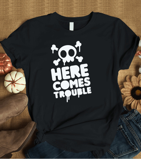 T-Shirt: Here Comes Trouble Funny Skull with Crossbones T-Shirt Here Comes Trouble Funny Skull with Crossbones T-Shirt
