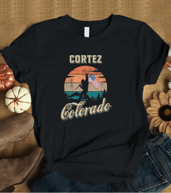T-Shirt: Cortez Colorado Vintage Sunset Silhouette with American Flag T-Shirt Cortez Colorado Vintage Sunset Silhouette with American Flag T-Shirt