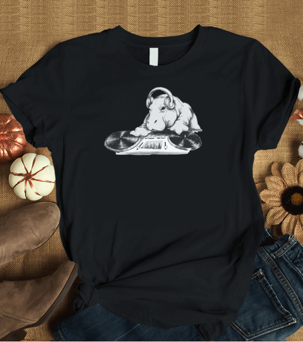 T-Shirt: Hip Hop Opotamus DJ Hippo with Headphones and Turntables T-Shirt Hip Hop Opotamus DJ Hippo with Headphones and Turntables T-Shirt