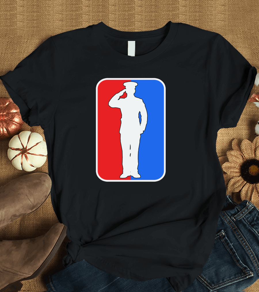 Bestaande Uit Militair Salute Red and Blue Badge T-Shirt