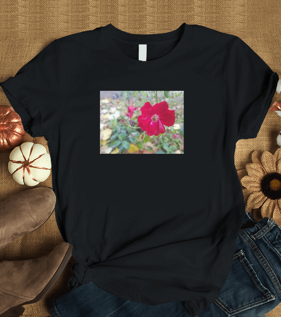 Red Rose Photography Vibrant Bloom Nature Focused T-Shirt
