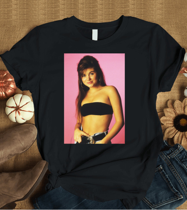 T-Shirt: Kelly Kapowski Saved By The Bell Pink Background 90s T-Shirt Kelly Kapowski Saved By The Bell Pink Background 90s T-Shirt