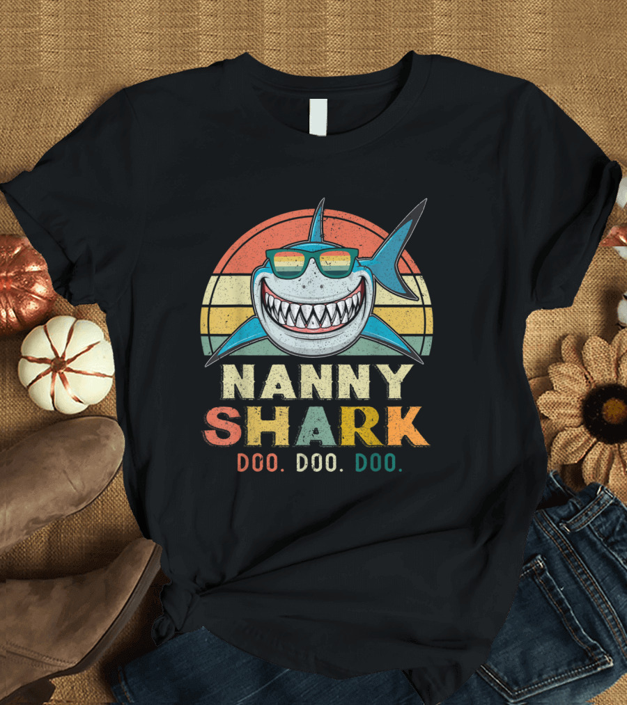 Vintage Nanny Shark Doo Doo Doo Retro Design for Grandma or Wife T-Shirt