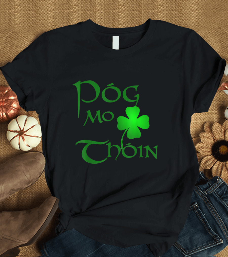 Póg Mo Thóin Gaelic Saying with Irish Shamrock T-Shirt