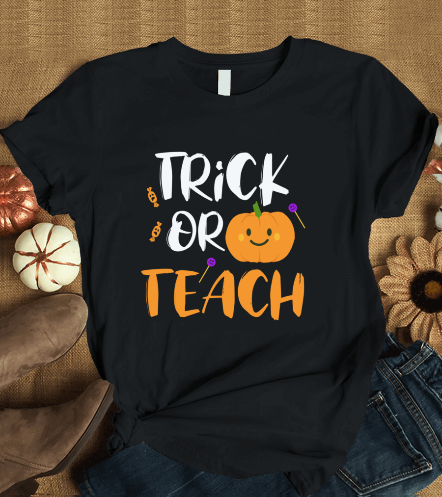 Trick Or Teach Funny Halloween Teacher Costume Pumpkin Candy T-Shirt