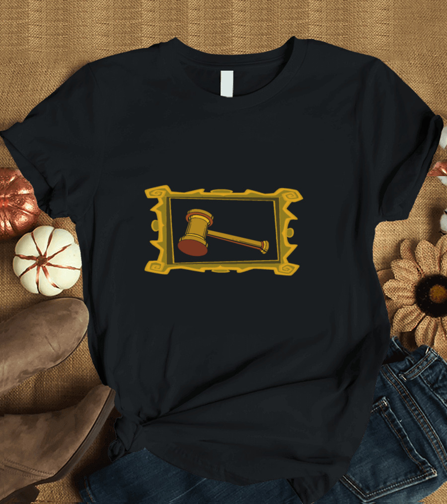 A Good Lawyer Knows the Law A Great Lawyer Knows the Judge Gavel Frame T-Shirt