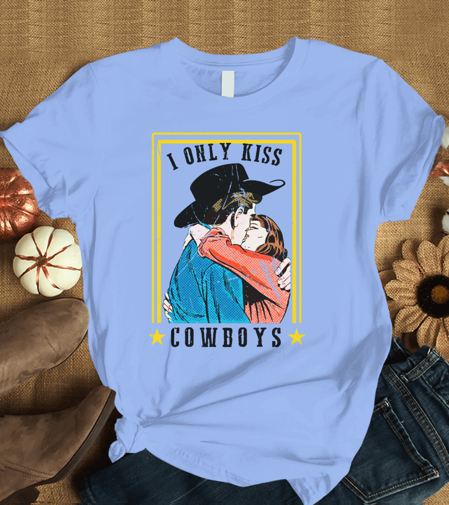I Only Kiss Cowboys Vintage Couple Embrace Valentines Day T-Shirt