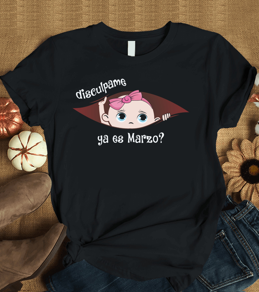 Disculpame Ya Es Marzo Bebé Con Lazo Rosado Peeking A Través De Un Agujero T-Shirt