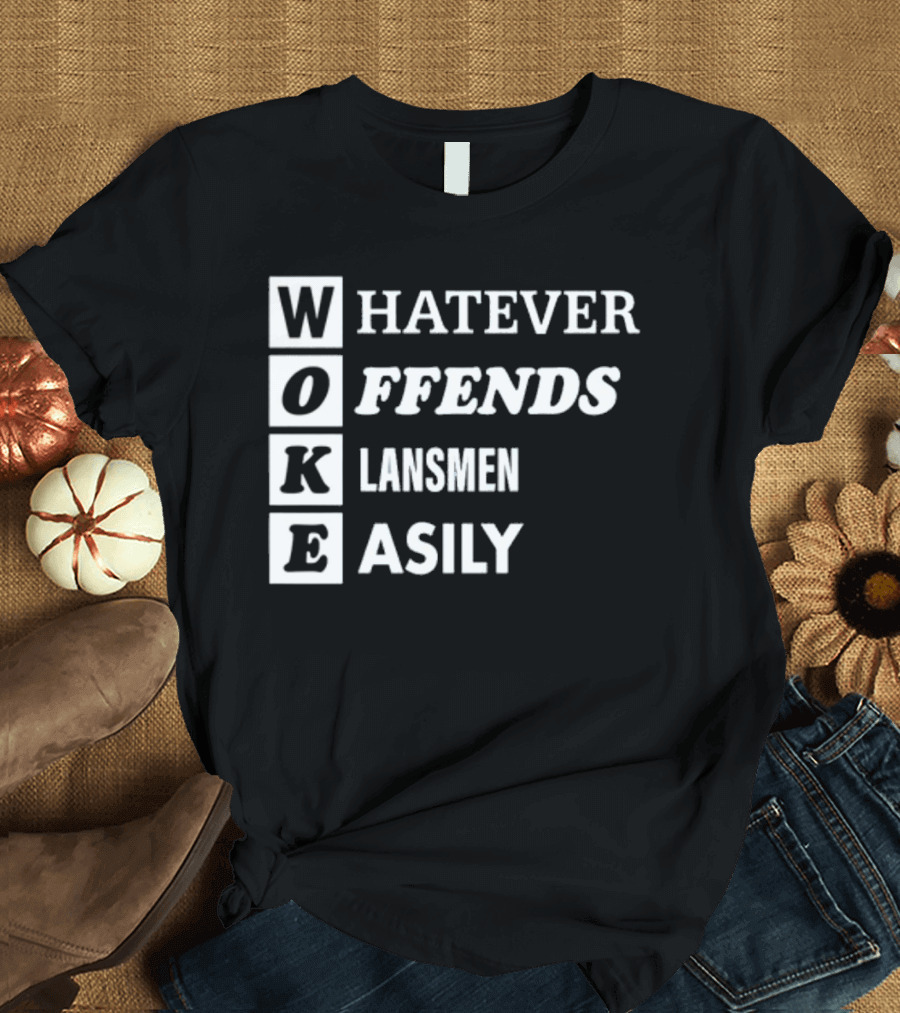 Woke Whatever Offends Klansmen Easily Reihenfolge der Buchstaben in weißem Text auf schwarzem Hintergrund T-Shirt