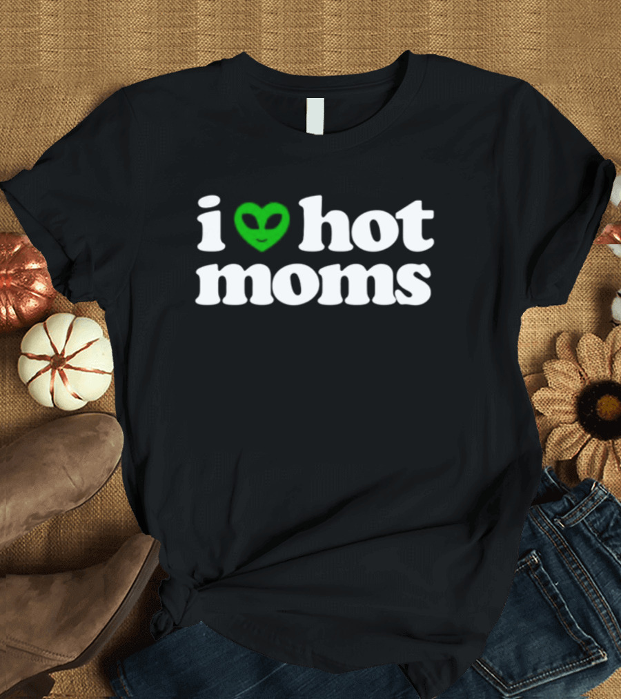 I Heart Hot Moms Alien Face Green T-Shirt