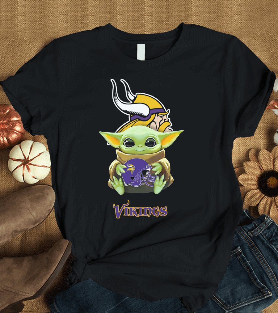 Star Wars The Child Hugging Minnesota Vikings Helmet with Vikings T-Shirt