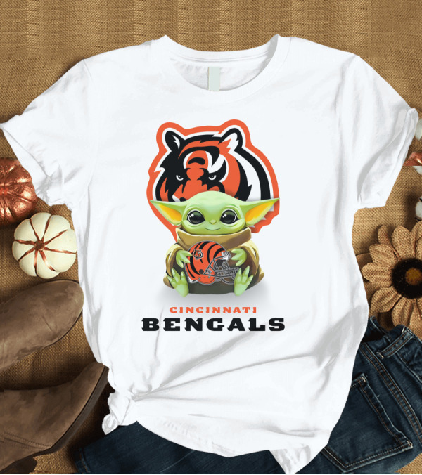 T-Shirt: Grogu Holding Cincinnati Bengals Helmet with Team Logo and Colors T-Shirt Grogu Holding Cincinnati Bengals Helmet with Team Logo and Colors T-Shirt
