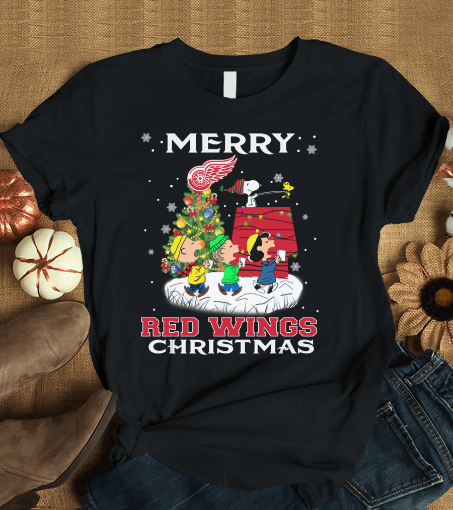 Merry Detroit Red Wings Christmas Featuring Snoopy And Peanuts Characters T-Shirt