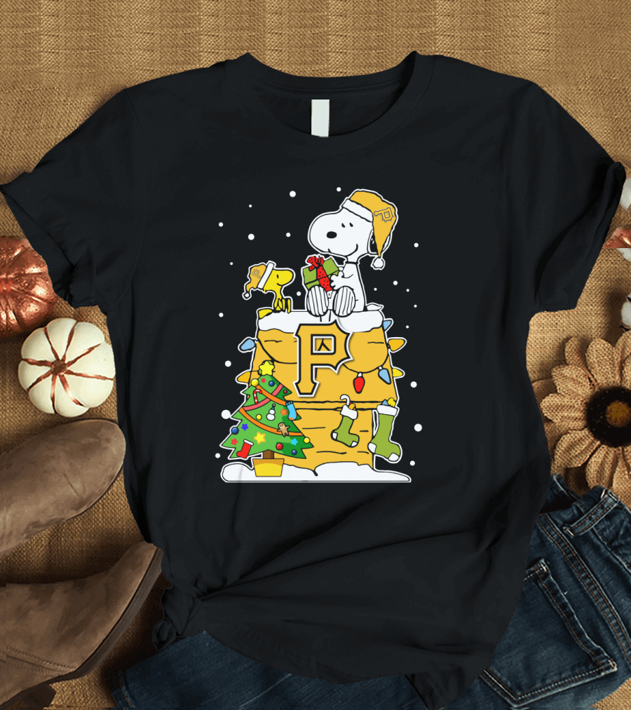 Pittsburgh Pirates Snoopy Christmas Gift Scene Holiday T-Shirt