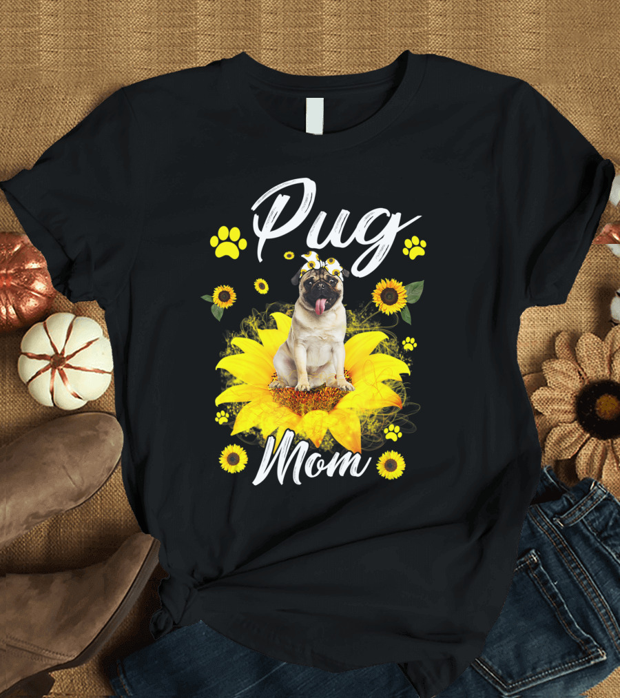 Pug Mom Sunflower Dog Paw Graphics T-Shirt