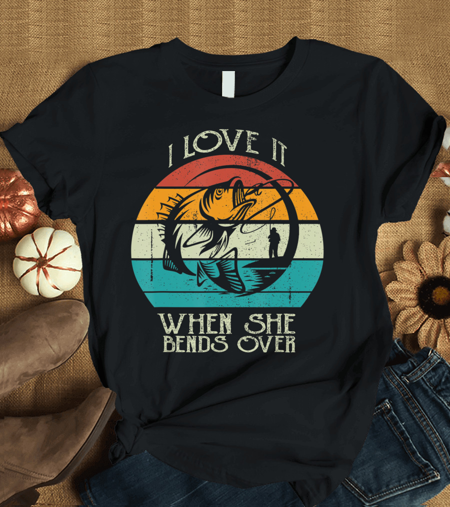 I Love It When She Bends Over Vintage Fishing Lover Retro Sunset T-Shirt