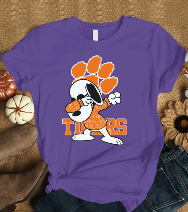 T-Shirt: Snoopy Dabbing Clemson Tigers Paw Prints T-Shirt Snoopy Dabbing Clemson Tigers Paw Prints T-Shirt