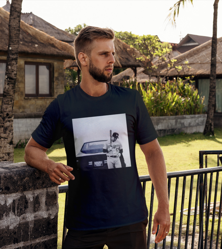 Shohei Ohtani Los Angeles Dodgers Baseball Pose Vintage Car Scene T-Shirt