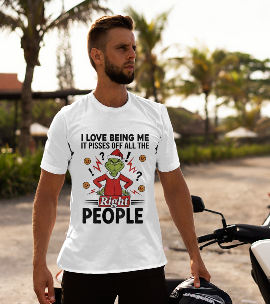 Grinch Love Being Me Pisses Off All The Right People Merry Christmas T-Shirt