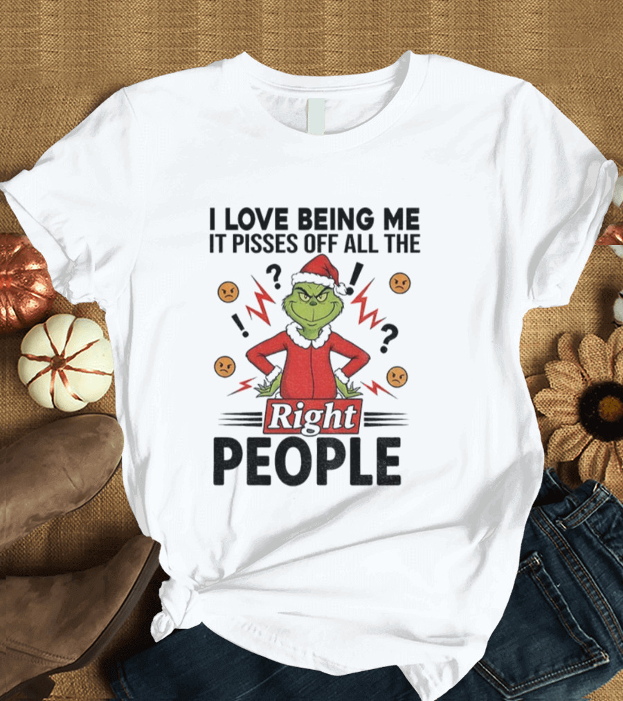 Grinch Love Being Me Pisses Off All The Right People Merry Christmas T-Shirt