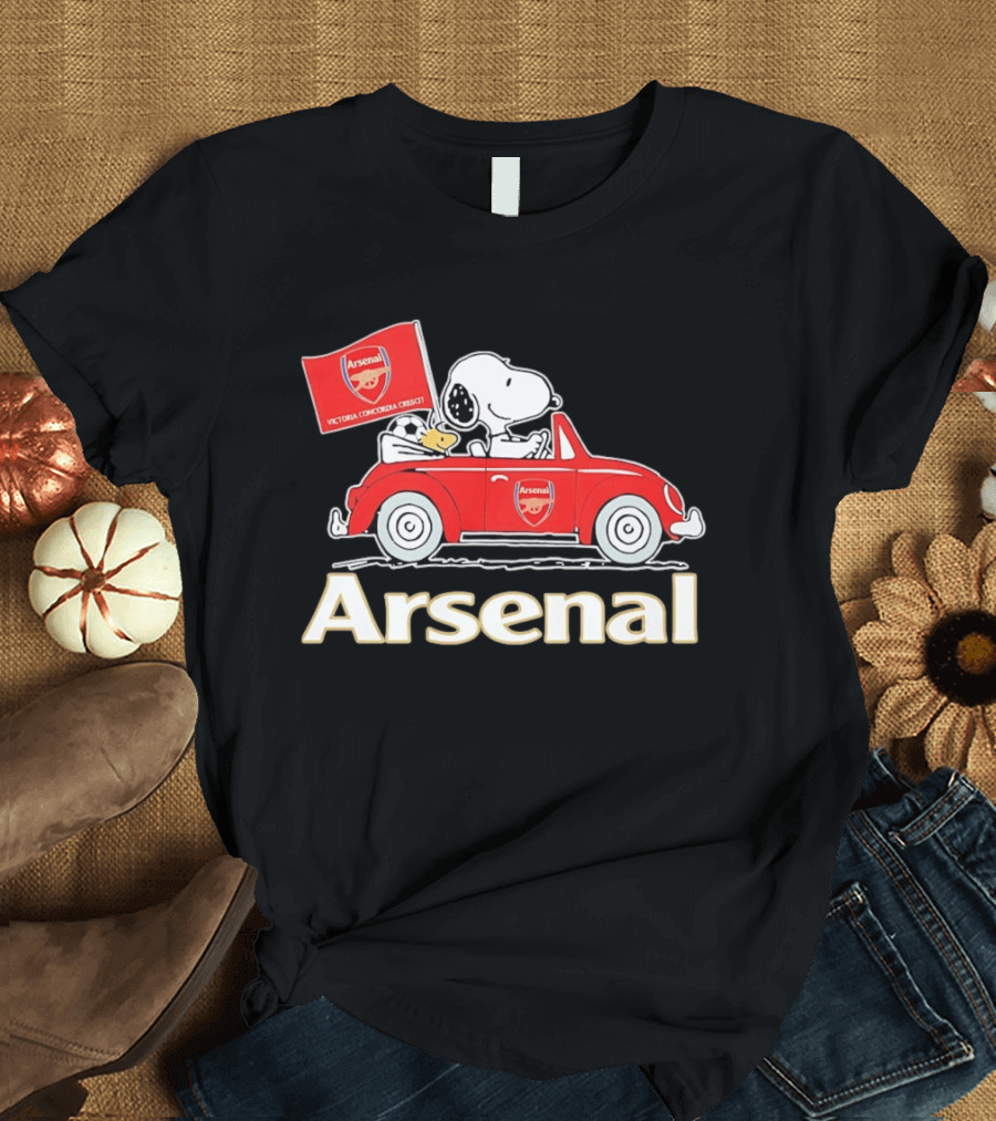 Snoopy Woodstock Arsenal Red Car Victoria Concordia Crescit Flag T-Shirt