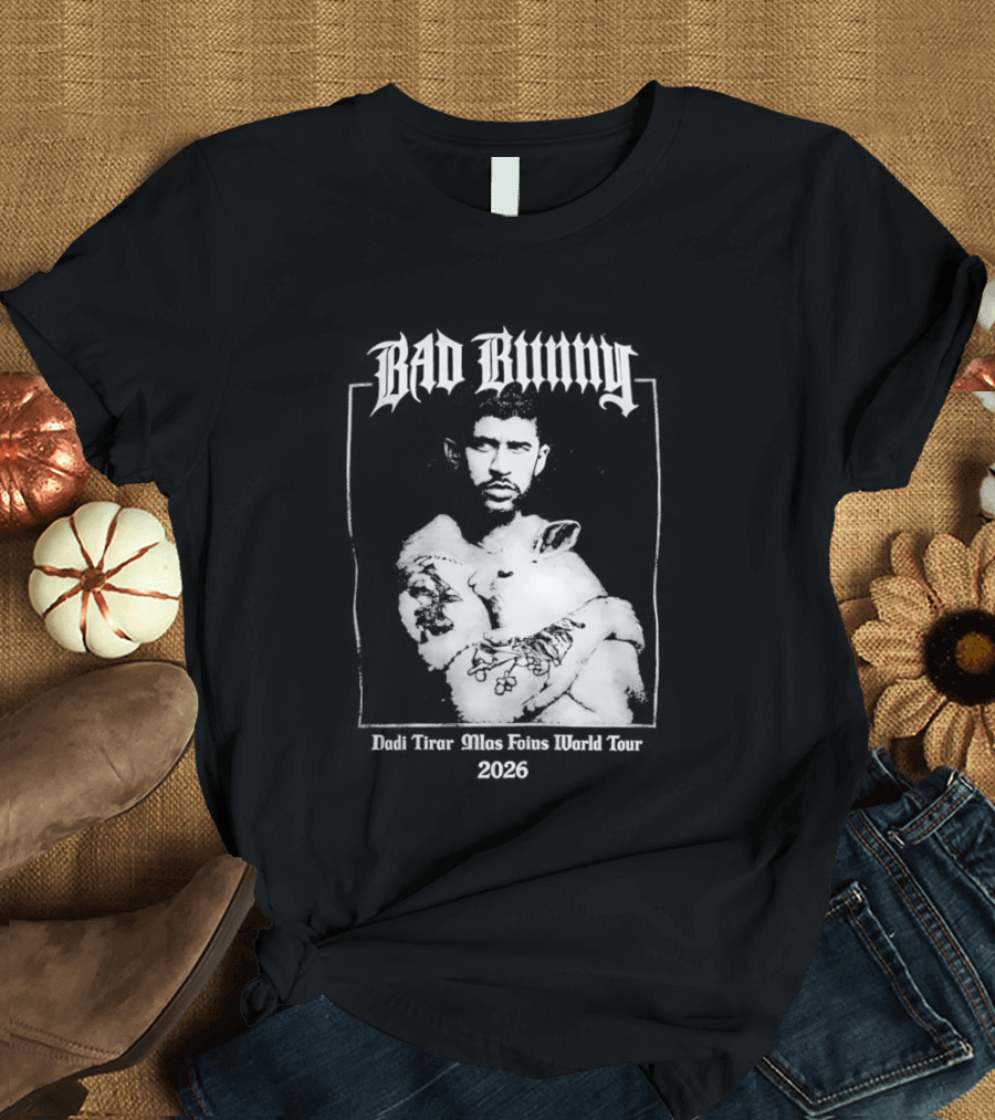Bad Bunny Hugging Bunny Debi Tirar Mlas Fotos World Tour 2026 T-Shirt