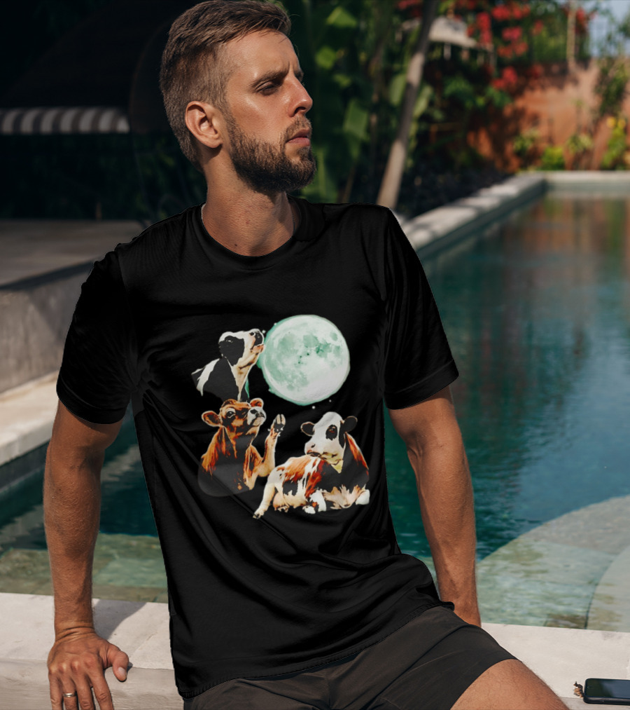Cow Howling At Moon With Three Cows And Full Moon Scene T-Shirt