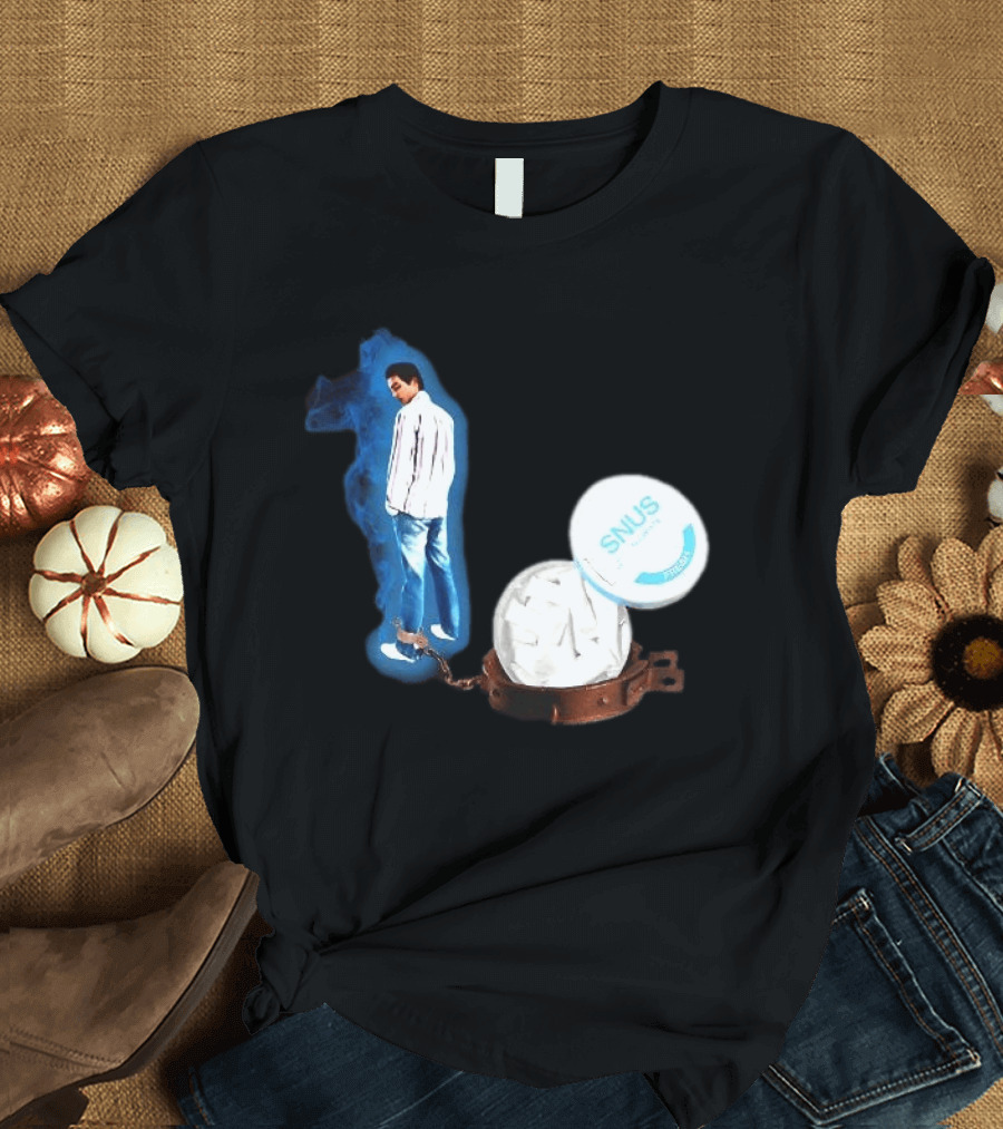 A Snus Gekettet Meme With Snus Tin And Chain T-Shirt