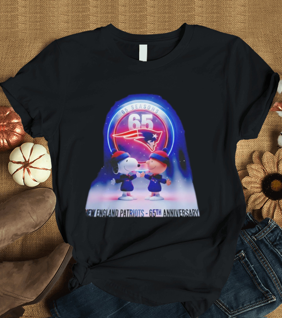 New England Patriots 65 Seasons Snoopy Charlie Brown 65th Anniversary 1960 2025 T-Shirt