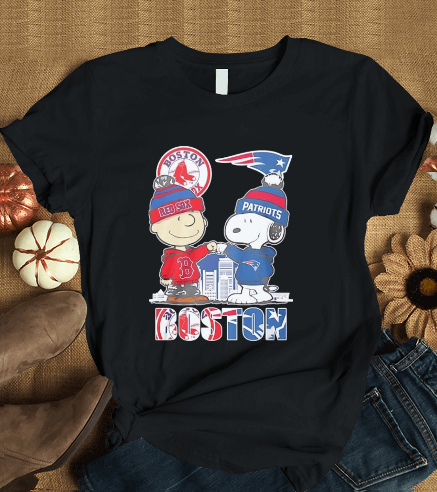 Boston Red Sox And New England Patriots Charlie Brown Snoopy Skyline T-Shirt