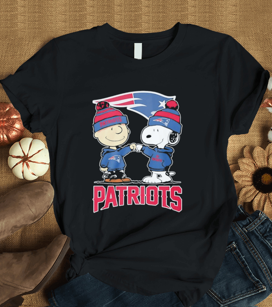 Charlie Brown Snoopy New England Patriots NFL Fist Bump Team Spirit T-Shirt