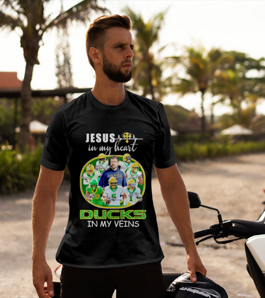 Jesus In My Heart Oregon Ducks In My Veins Football Players Signatures T-Shirt