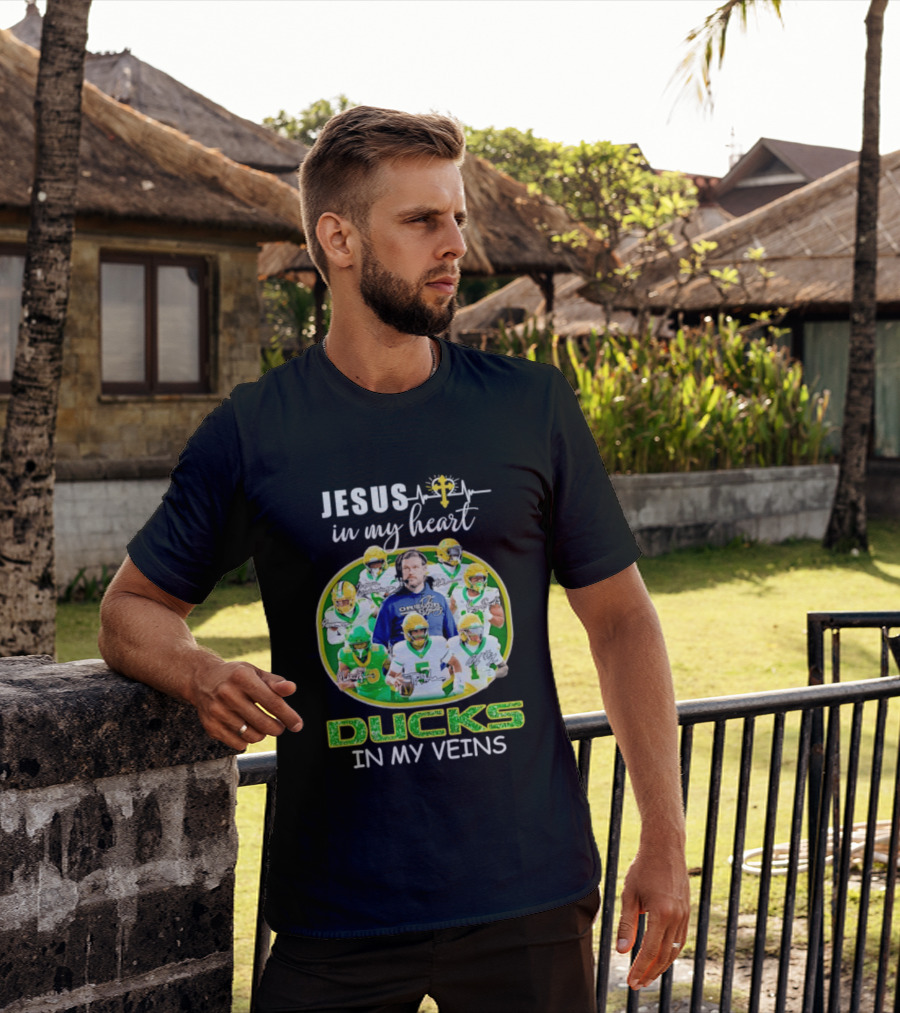 Jesus In My Heart Oregon Ducks In My Veins Football Players Signatures T-Shirt