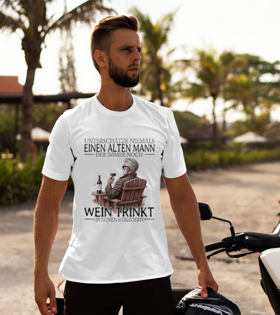 Unterschätze Niemals Einen Alten Mann Der Immer Noch Wein Trinkt In Seinen Siebzigern T-Shirt