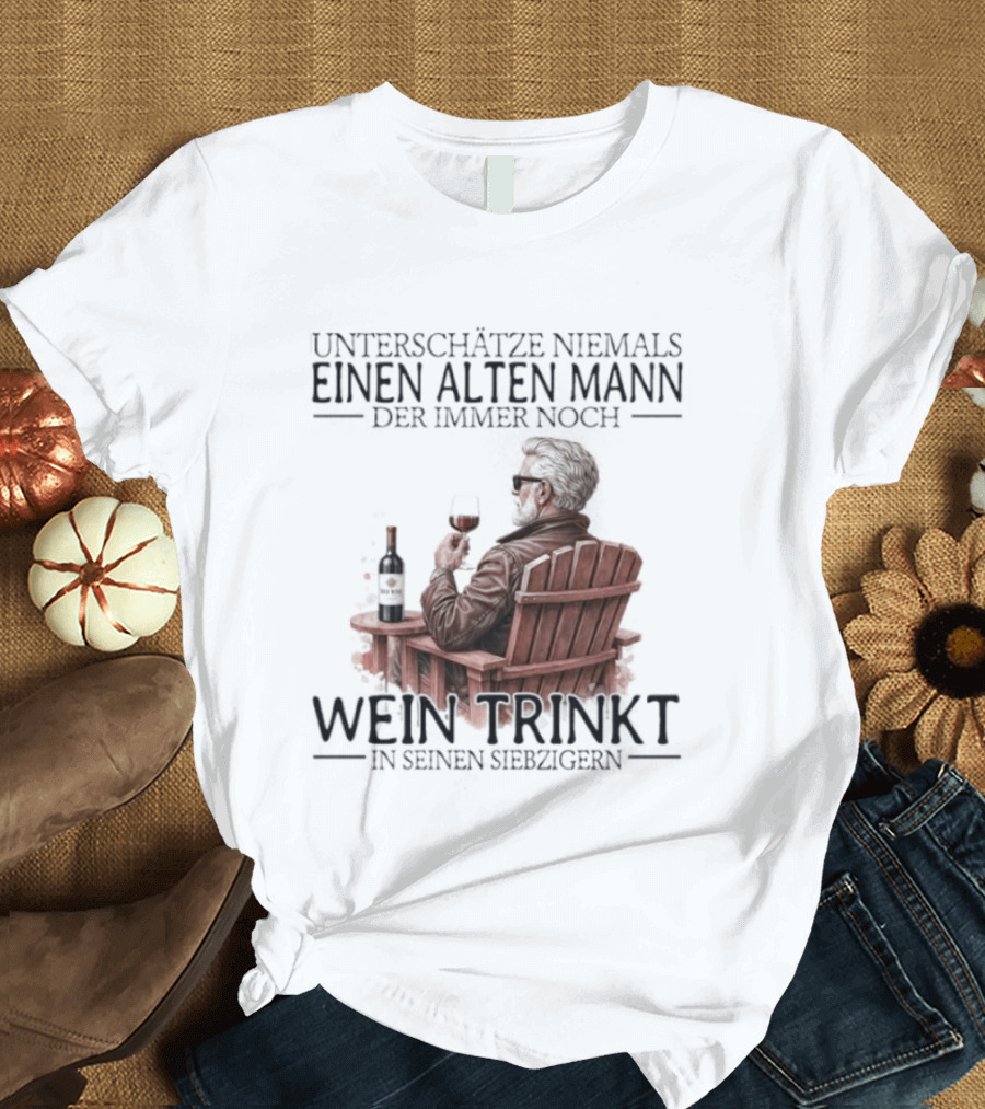 Unterschätze Niemals Einen Alten Mann Der Immer Noch Wein Trinkt In Seinen Siebzigern T-Shirt