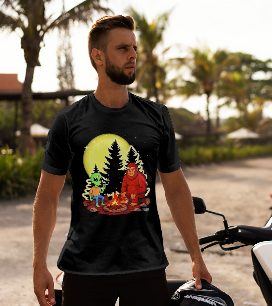 Bigfoot And Alien Campfire Night Under Full Moon T-Shirt