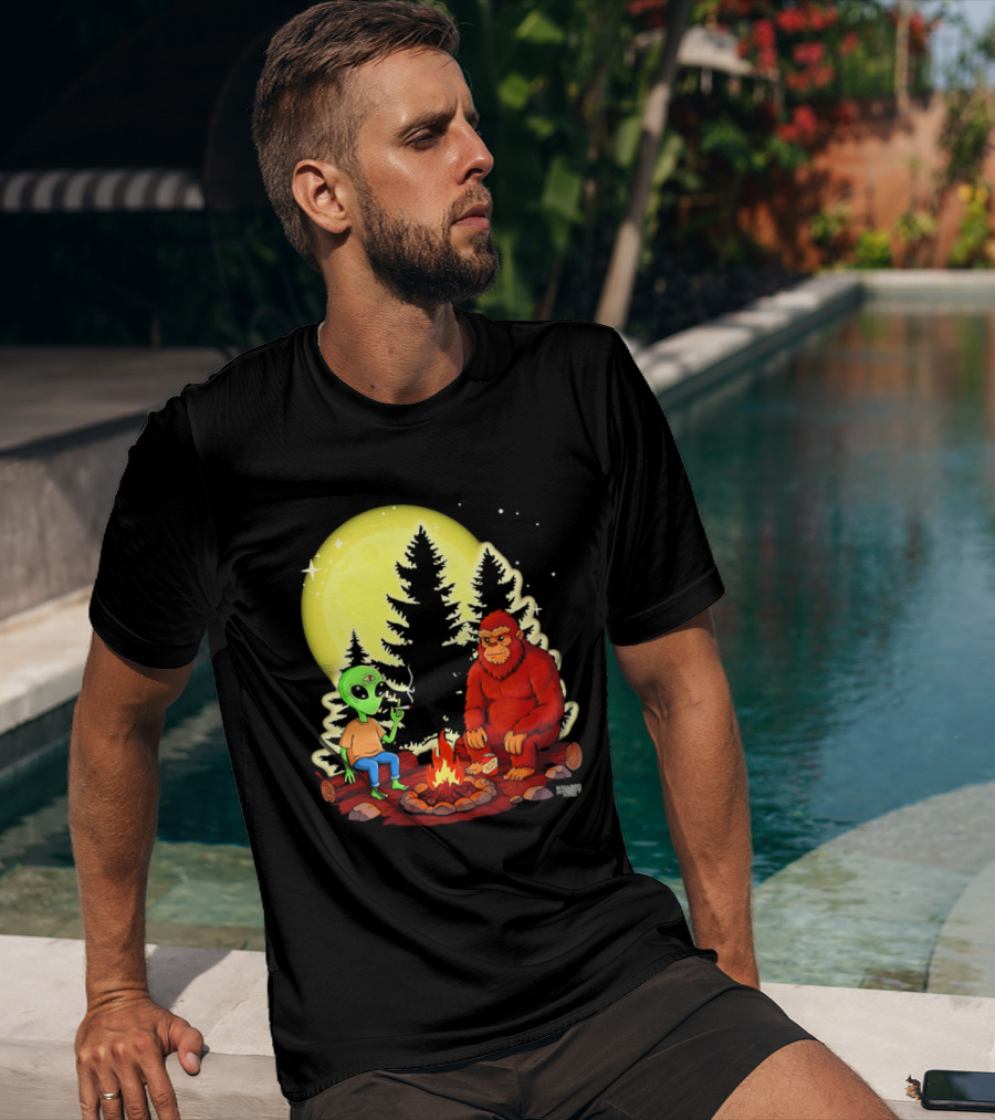 Bigfoot And Alien Campfire Night Under Full Moon T-Shirt