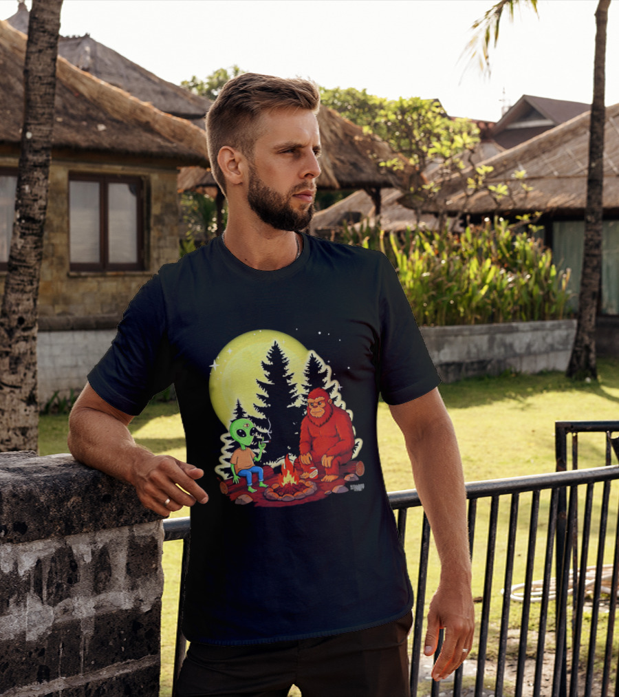 Bigfoot And Alien Campfire Night Under Full Moon T-Shirt