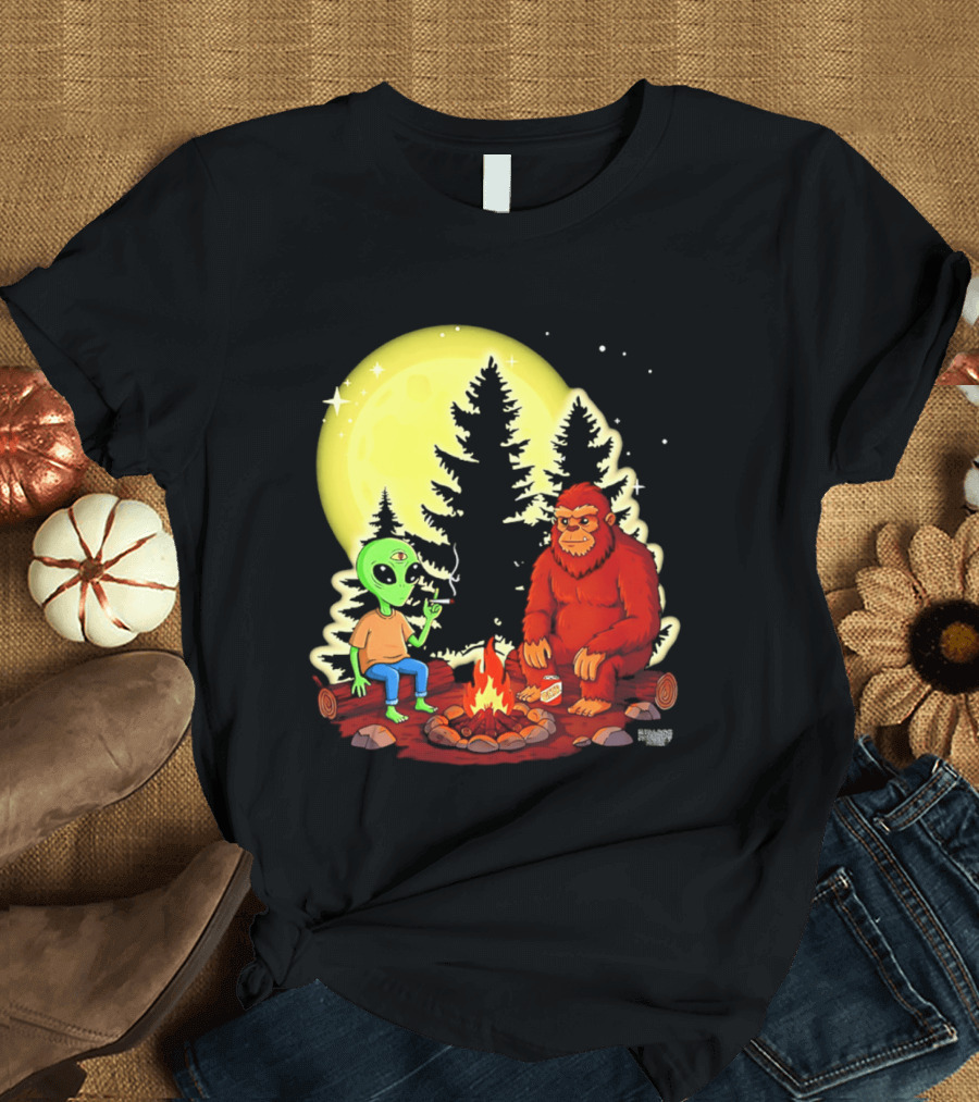 Bigfoot And Alien Campfire Night Under Full Moon T-Shirt