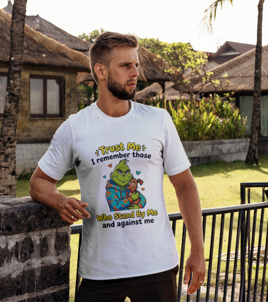 Trust Me I Remember Those Who Stand By Me And Against Me Grinch Hugging Dog T-Shirt