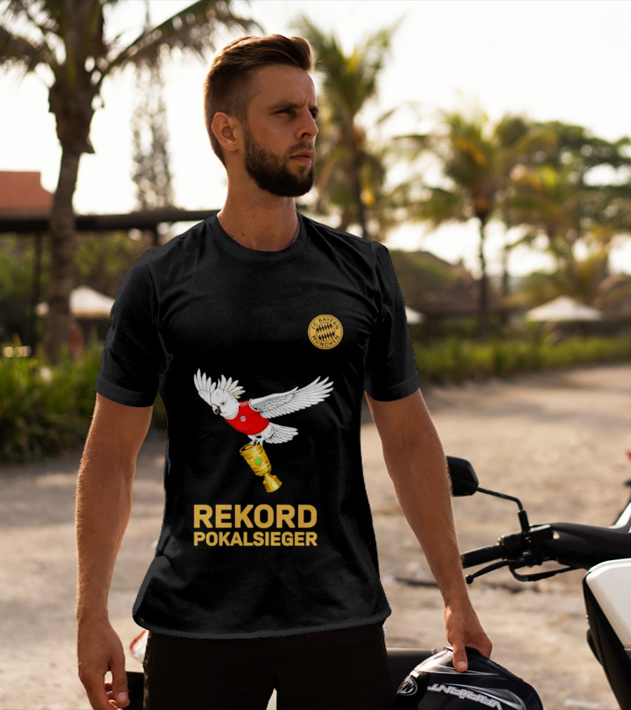 FC Bayern Munchen Rekord Pokalsieger Cockatoo With Trophy T-Shirt