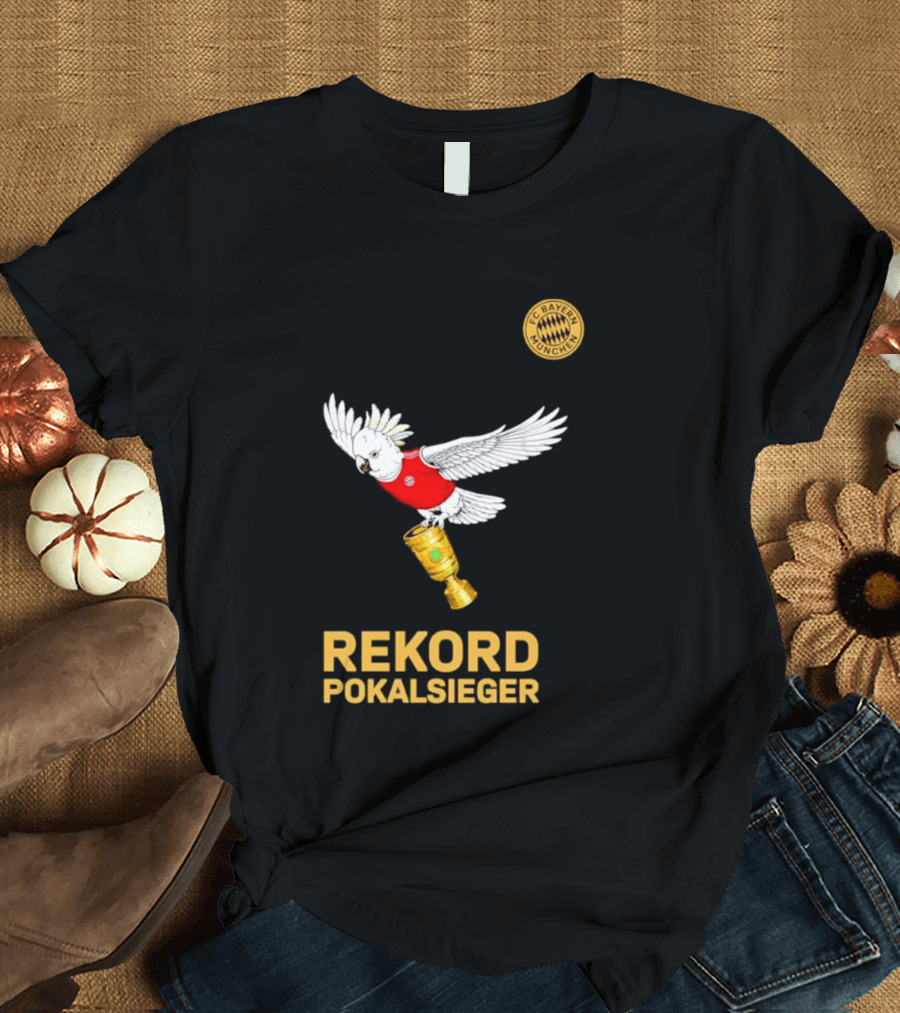 FC Bayern Munchen Rekord Pokalsieger Cockatoo With Trophy T-Shirt