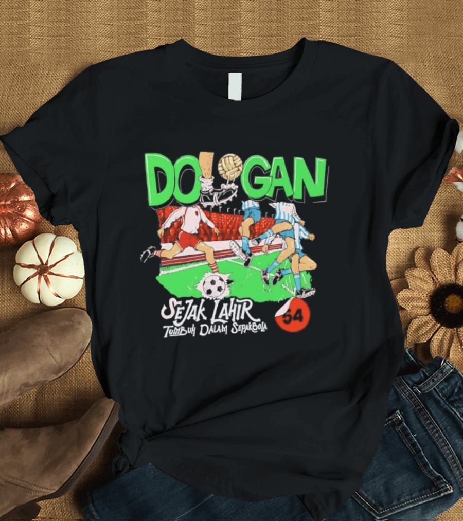 Dologan FC Sejak Lahir Tumbuh Dalam Sepakbola Retro Football Players And Field T-Shirt