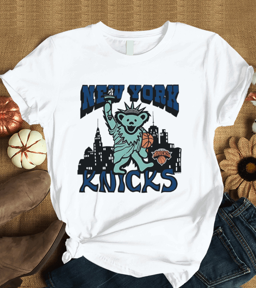 New York Knicks Bear Statue Of Liberty Basketball Skyline T-Shirt