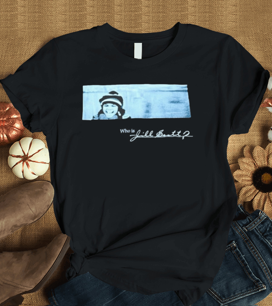 Jill Scott Smiling With Beanie And Scarf T-Shirt