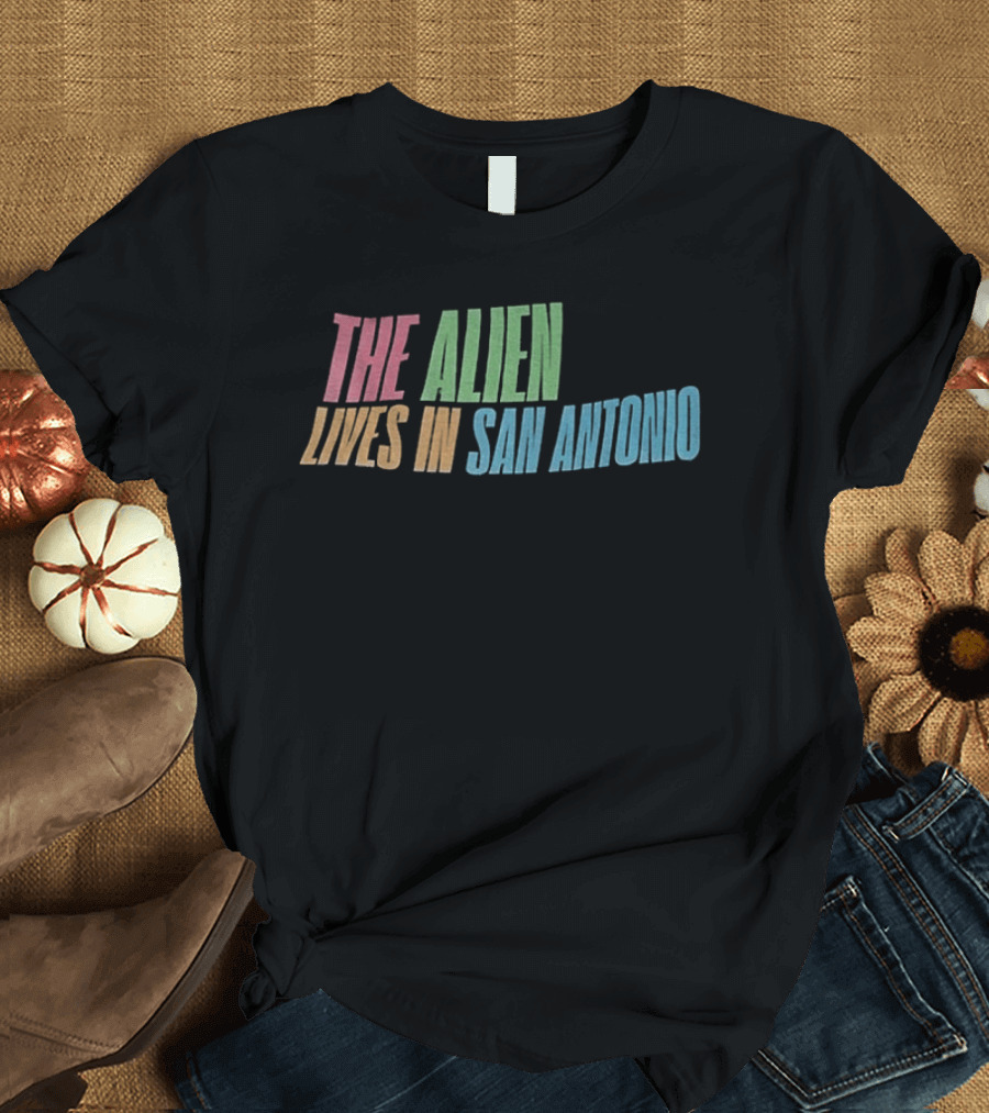 The Alien Lives In San Antonio Spurs Basketball T-Shirt