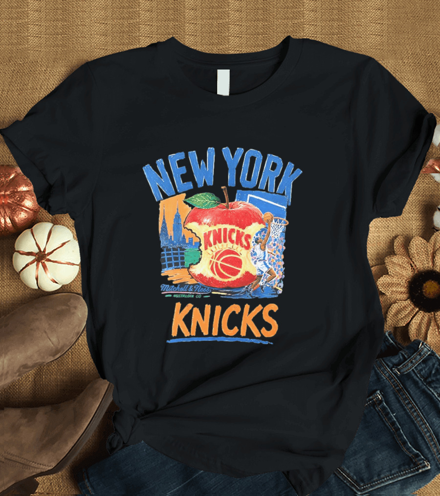Mitchell & Ness New York Knicks NBA Apple Skyline Basketball Dunk Scene T-Shirt